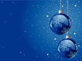 Kerstkaart: Twee blauwe kerstballen die aan kettinkjes hangen met een blauwe achtergrond met witte sterren