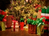 Kerstkaart: Verlichte kerstboom met daaronder kerstcadeaus