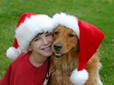 Kerstkaart: Jongentje en hond met kerstmuts