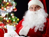 Kerstkaart: Santa Claus leest een brief die iemand hem gestuurd heeft