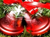 Kerstkaart: Twee rode kerstklokken met rode strik