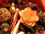 Kerstkaart: Kerstversiering voor in de kerstboom, een bloem en dennenappels