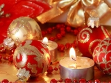 Kerstkaart: Twee brandende waxinelichtjes met kerstballen