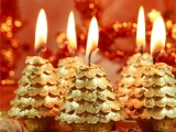 Kerstkaart: Vijf goudkleurige brandende kerstkaarsen in de vorm van kerstboompjes
