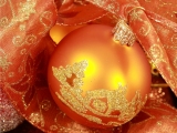 Kerstkaart: Cremekleurige kerstbal met daarop een afbeelding van een kersthuisje met een kerstboom