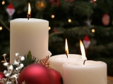 Kerstkaart: Drie brandende witte kaarsen met paarse kerstballen