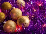 Kerstkaart: Kerstballen die in paarse slingers liggen