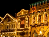 Kerstkaart: Straat met huizen met prachtige kerstverlichting
