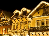 Kerstkaart: Prachtig versierde huizen met kerstverlichting