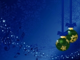 Kerstkaart: Groene kerstballen met gele sneeuwvlokken hangen aan blauwe strikken met een blauwe achtergrond van lichtblauwe sterretjes en blauwe muzieknoten
