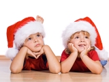 Kerstkaart: Twee kinderen met kerstmutsen op