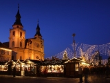 Kerstkaart: Kerstmarkt voor de kerk met twee torens